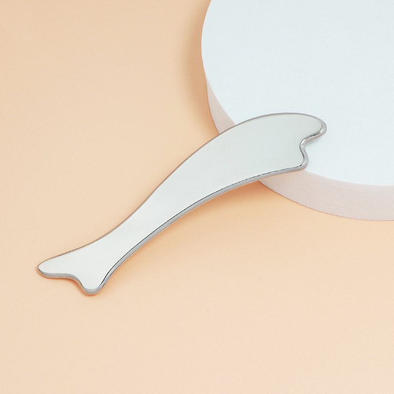 Bảng Gua Sha hợp kim kẽm hình cá với màu sắc và logo được cá nhân hóa