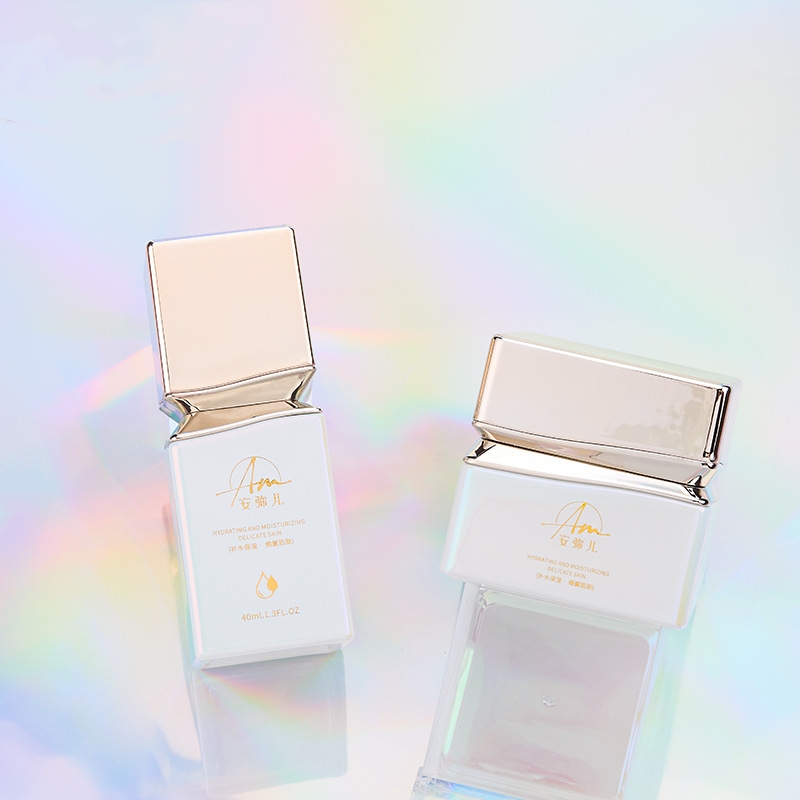 Hũ kem thủy tinh vuông có tác dụng ánh kim cho kem mặt và kem mắt Hũ kem thủy tinh vuông có tác dụng ánh kim cho kem mặt và kem mắt